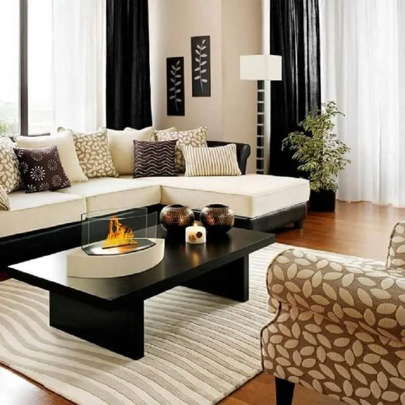 sofá com chaise para sala decorada com mesa de centro retangular preta Foto Starfire Direct