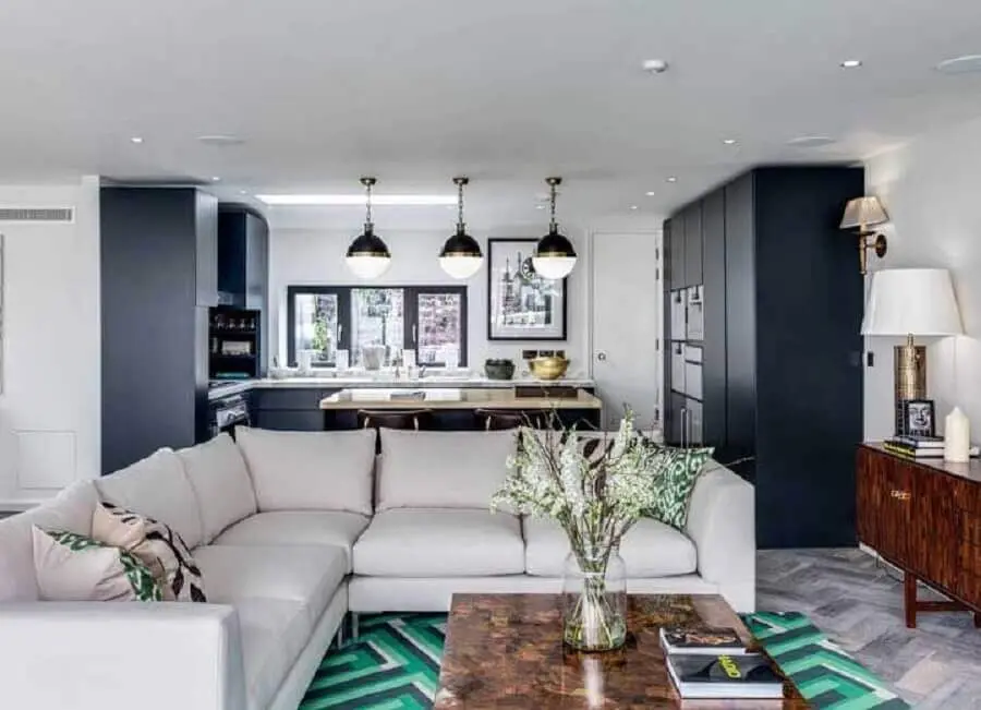 sofá de canto e tapete colorido para sala e cozinha integrada com ilha Foto JERA Arquitetura e Engenharia