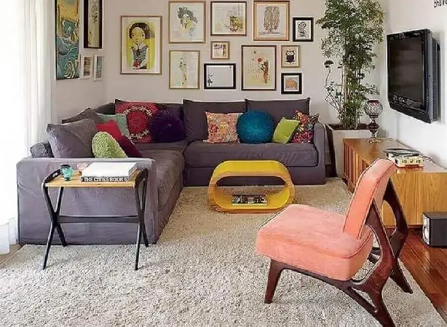 sofá de canto pequeno para decoração de sala simples com almofadas coloridas Foto The Holk