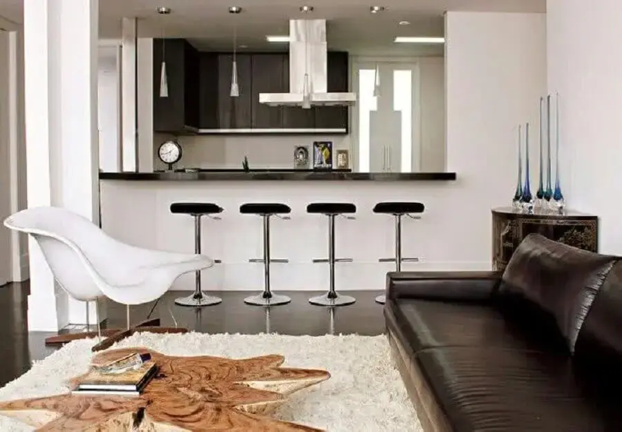 sofá de couro e poltrona branca moderna para sala de estar e cozinha integradas Foto Últimas Decoração
