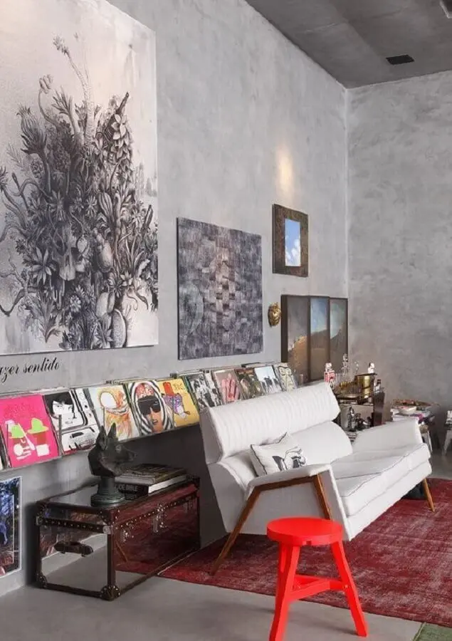 sofá pequeno moderno para sala decorada com parede de cimento queimado Foto Pinterest
