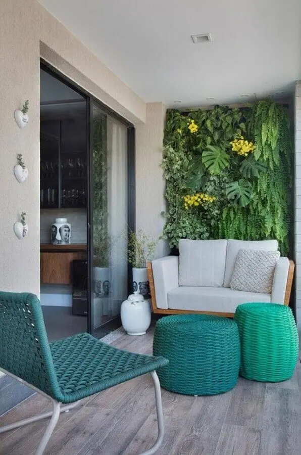 sofá pequeno para varanda decorada com jardim vertical Foto Pinterest