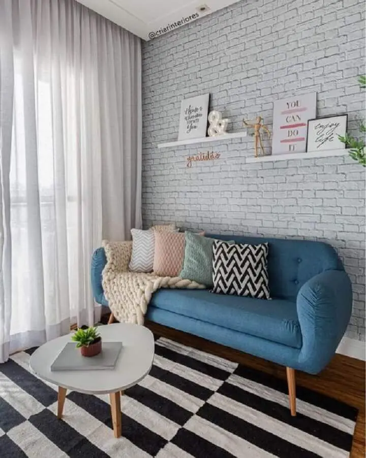 sofá pequeno retrô para sala decorada com parede tijolinho Foto Pinterest