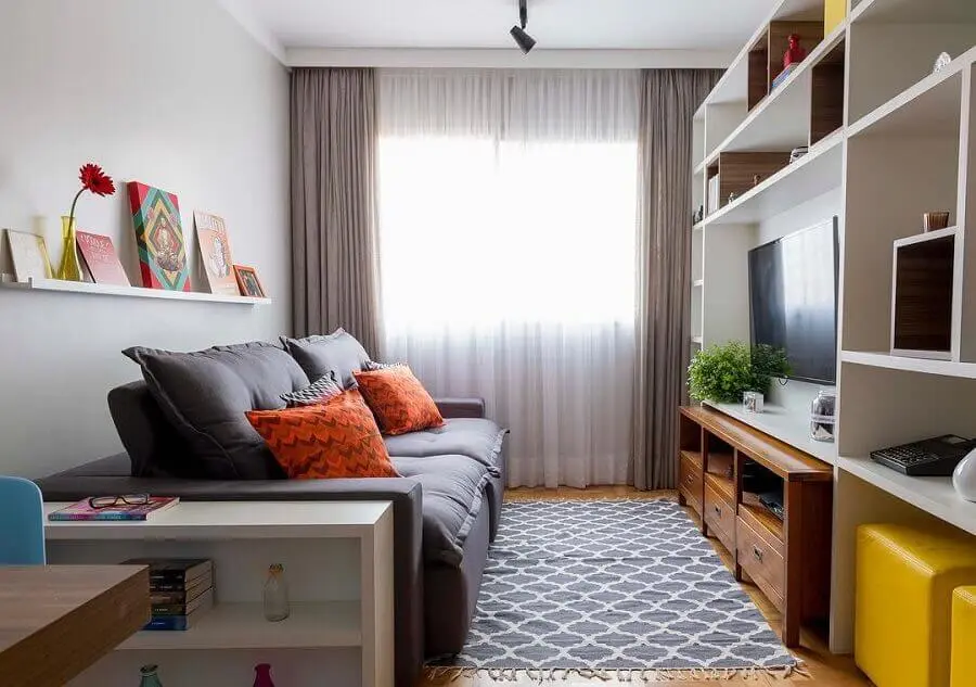sofá retrátil pequeno para sala de TV decorada com estante de nichos Foto Pinterest