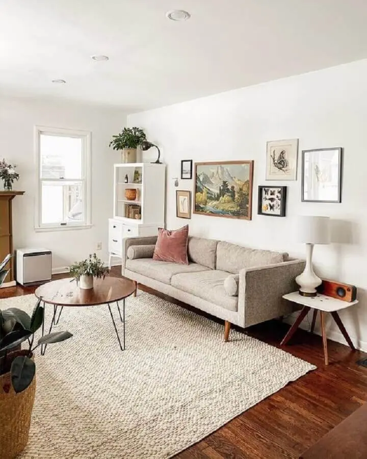 tapete bege claro para decoração de sala com sofá cinza retrô Foto Jeito de Casa