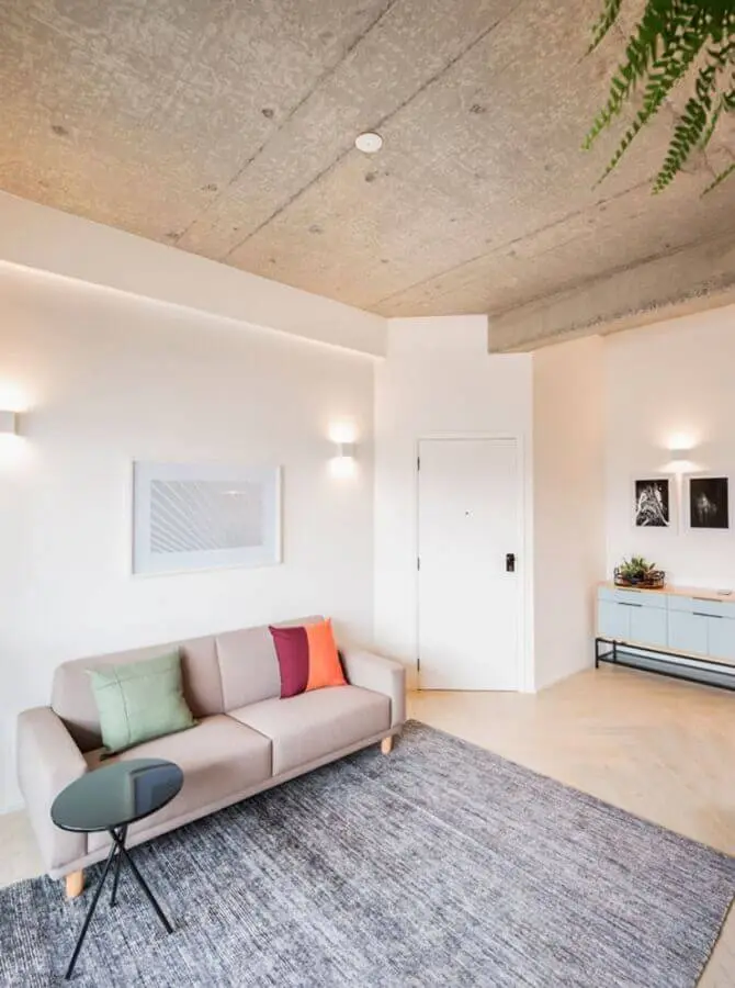 tapete cinza e almofadas coloridas para decoração de sala bege minimalista Foto Iná Arquitetura
