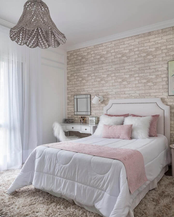 tapete felpudo bege para quarto de casal decorado com parede tijolinho Foto Studio Deux