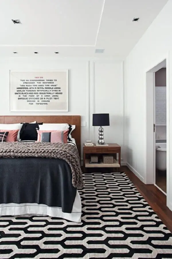 tapete geométrico para quarto decorado com abajur de cabeceira preto Foto Pinterest