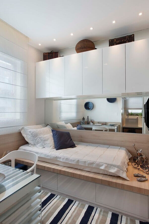 tapete listrado para quarto de solteiro masculino planejado pequeno com parede espelhada Foto Pinterest