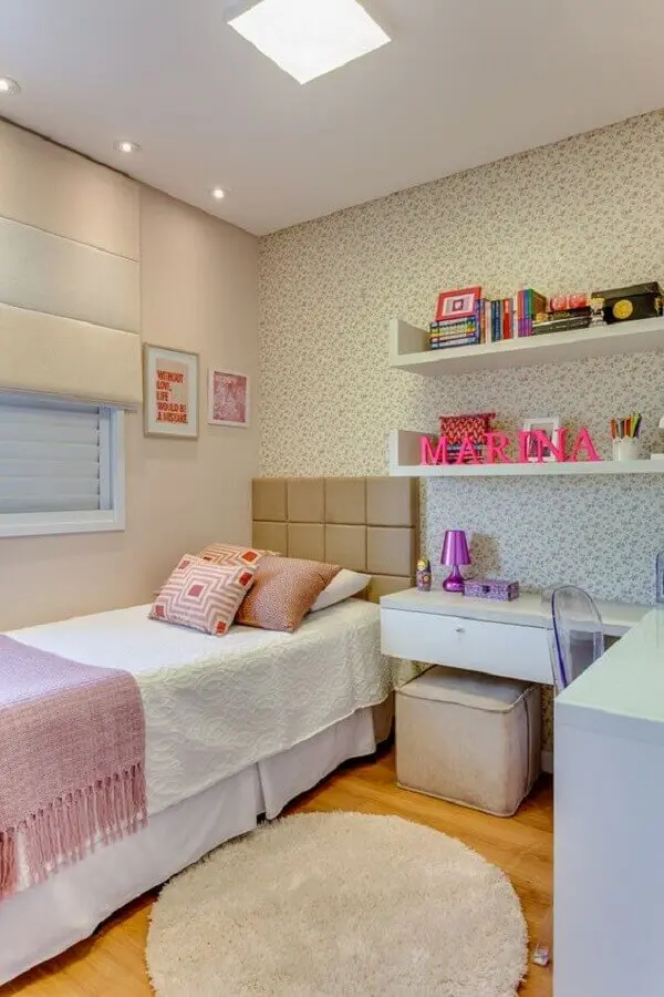 tapete redondo bege para decoração de quarto feminino de solteiro com papel de parede delicado Foto Rúbia M. Vieira Interiores
