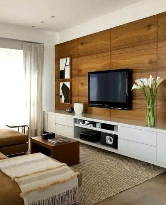 tapete sisal bege para decoração de sala de TV com painel de madeira Foto DecoStudio