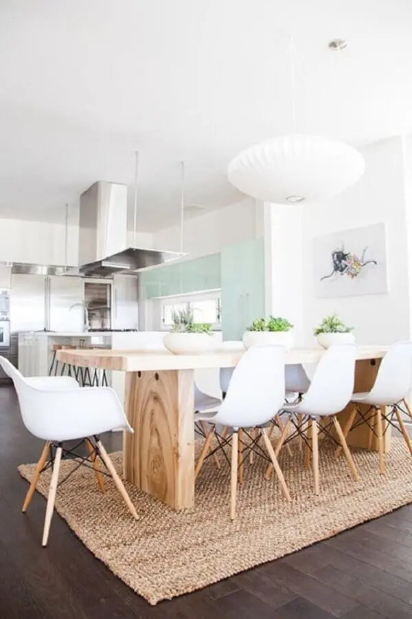 tapete sisal bege para decoração de sala de jantar com cozinha integrada Foto Casaenorden