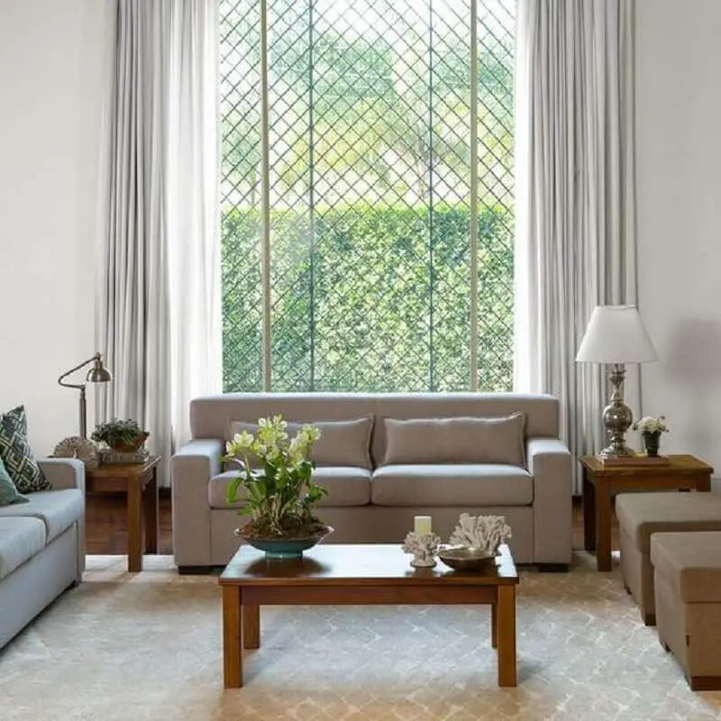 tendências de decoração para 2021 - decoração de sala de estar com janela grande Foto Pinterest