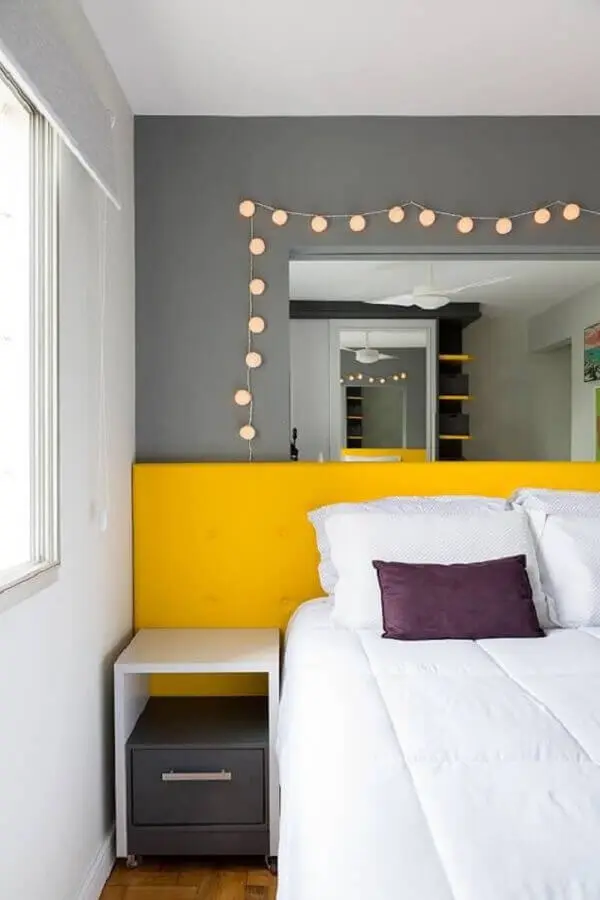 tendências de decoração para 2021 - decoração quarto de casal cinza e amarelo Foto Jeito de Casa