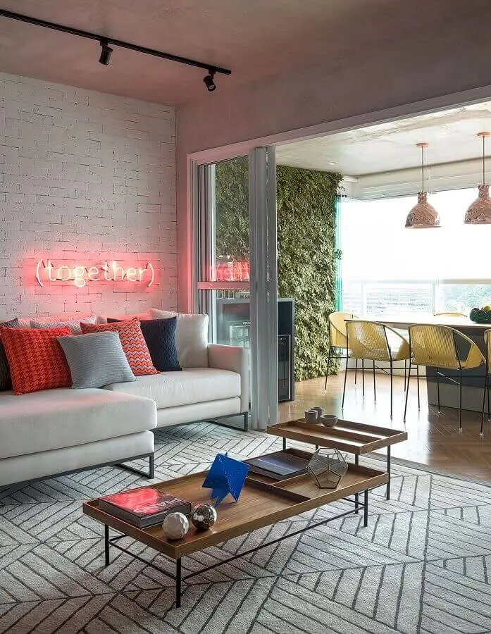 tendências de decoração para 2021 - letreiro neon para decoração de sala de estar Foto Casa de Valentina