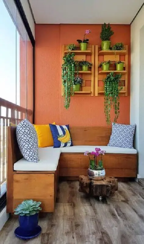varanda decorada com sofá de canto pequeno de madeira Foto Jeito de Casa