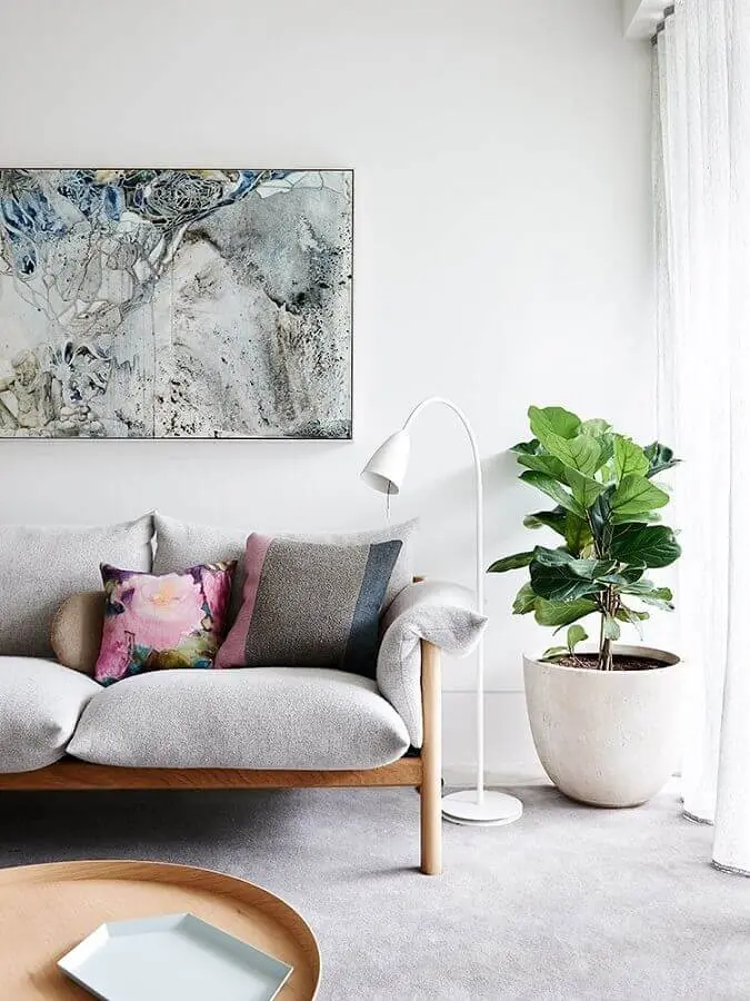 vaso de chão decorativo para sala cinza com sofá de madeira Foto Pinterest