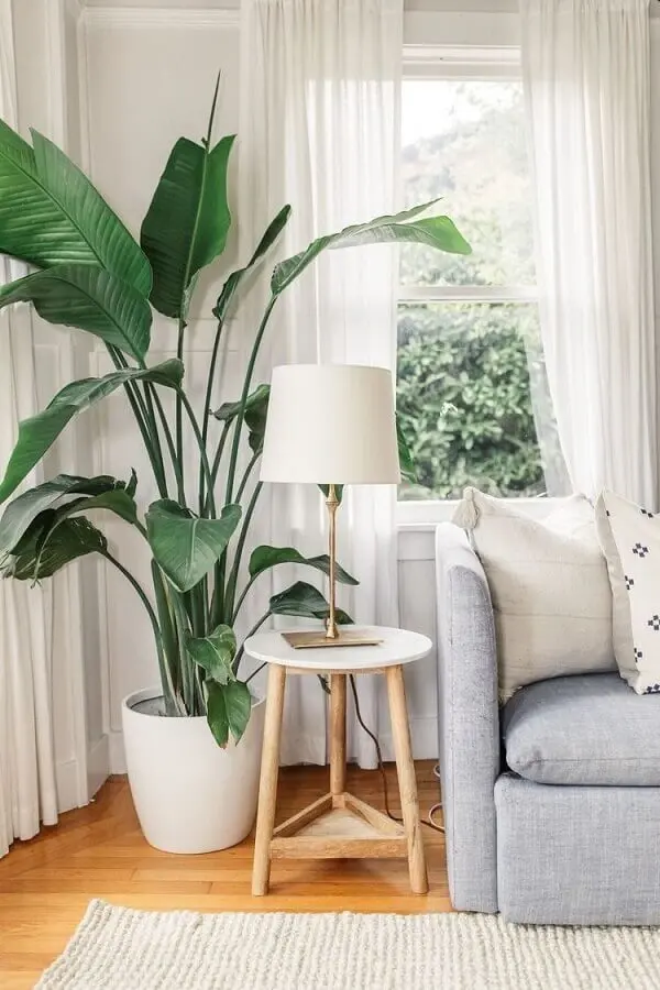 vaso de chão decorativo para sala decorada com sofá cinza Foto Pinterest