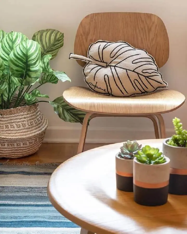 vasos com plantas para decoração de sala de estar com mesa de centro de madeira Foto Jeito de Casa