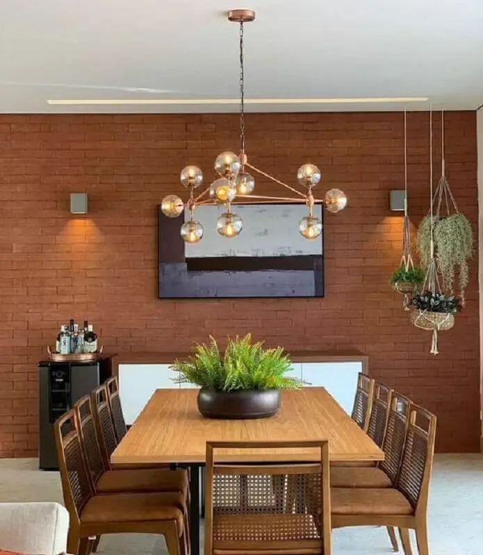 vasos com plantas para decoração de sala de jantar com parede tijolinho e mesa de madeira Foto iCasei