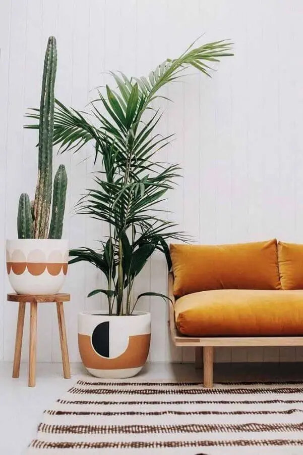 vasos de decoração para sala de estar simples com sofá de madeira Foto Pinterest