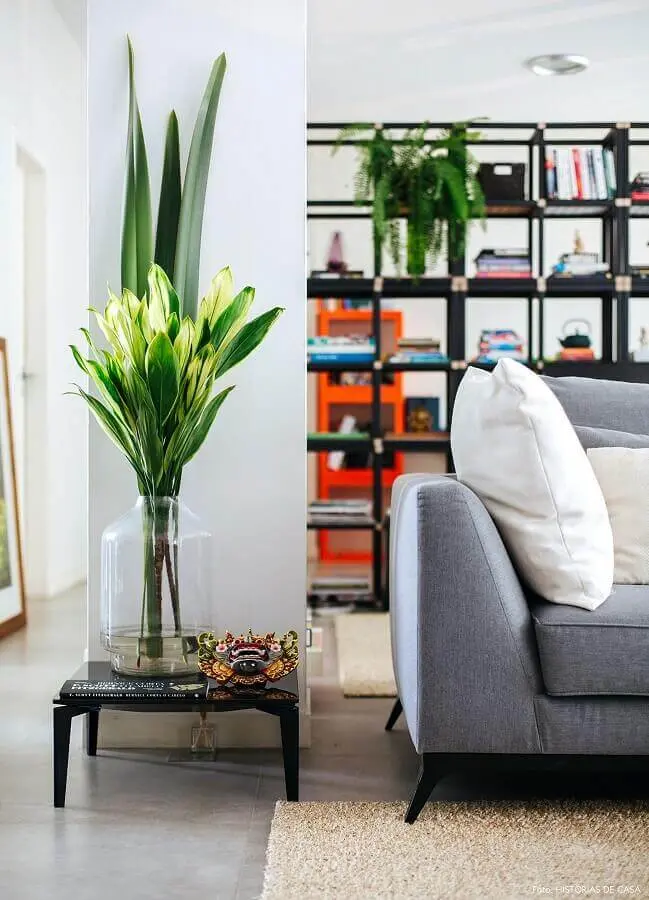 vasos decorativos grandes para salas decorada com sofá cinza e tapete bege Foto Pinterest