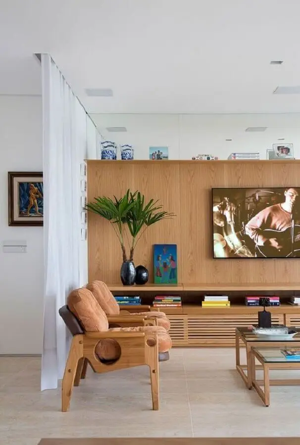 vasos decorativos para sala de TV planejada com móveis de madeira Foto Histórias de Casa