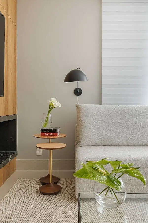 vasos decorativos para sala de estar cinza moderna com móveis de madeira Foto Casa de Valentina