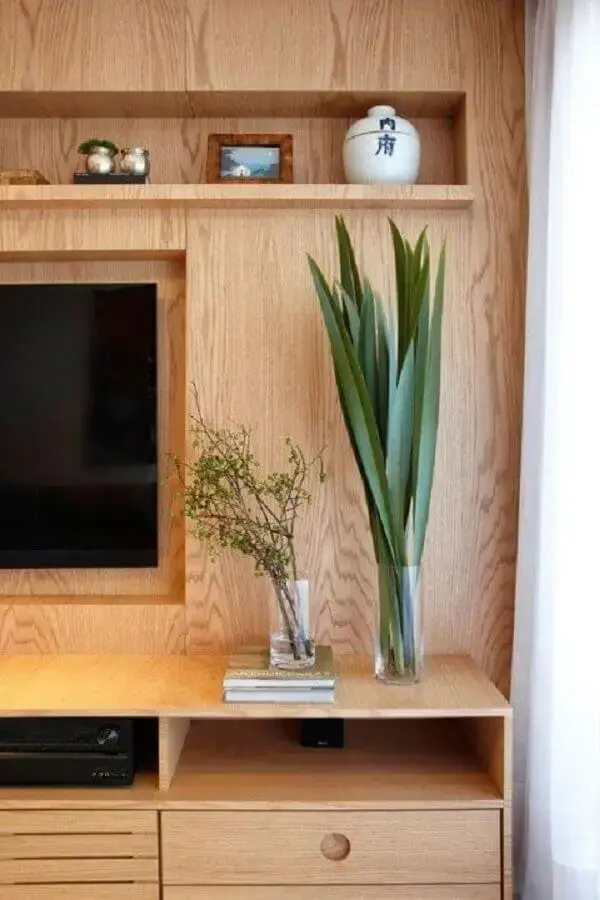 vasos para decorar sala de TV com estante de madeira Foto Histórias de Casa
