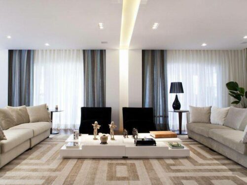 Sala de estar com tapete grande - Via: PArk CH Arquitetura