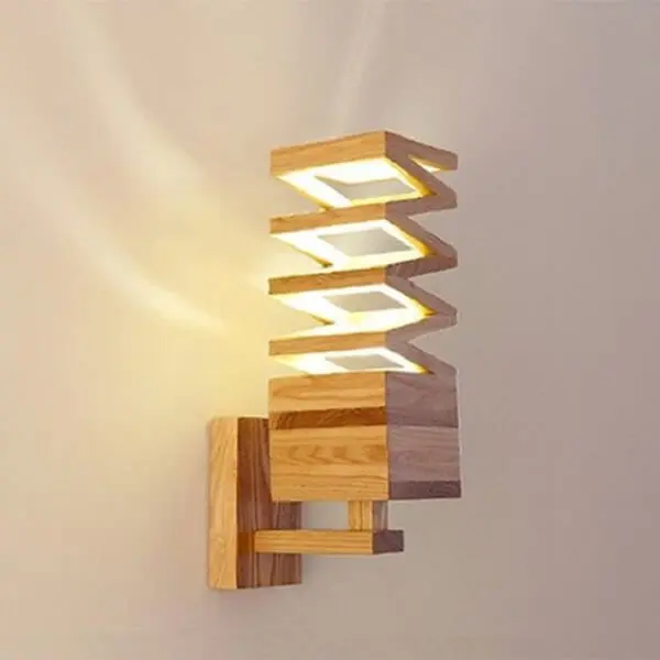 A arandela de parede de madeira pode favorecer a iluminação de diferentes cômodos da casa