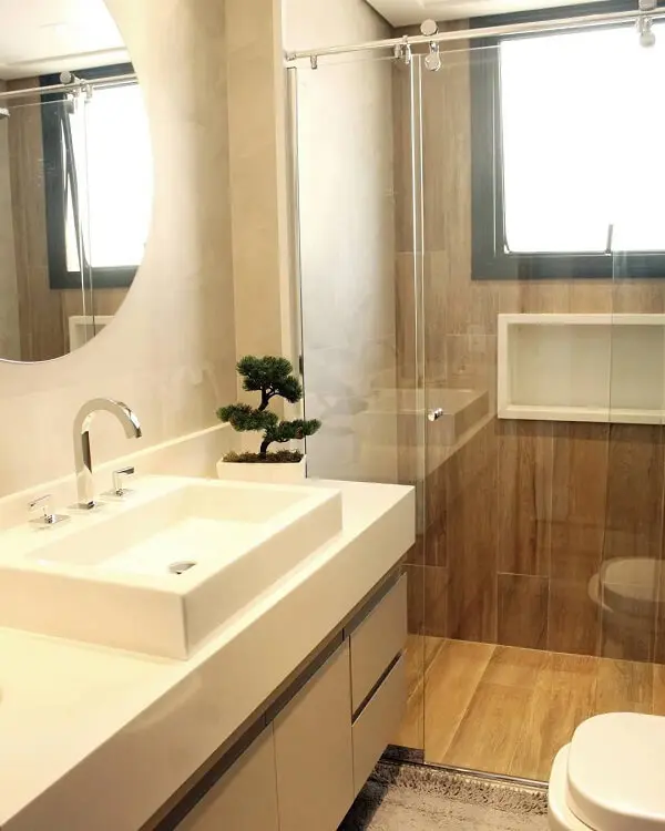 A cerâmica cor de madeira é perfeita para ambientes úmidos como o banheiro