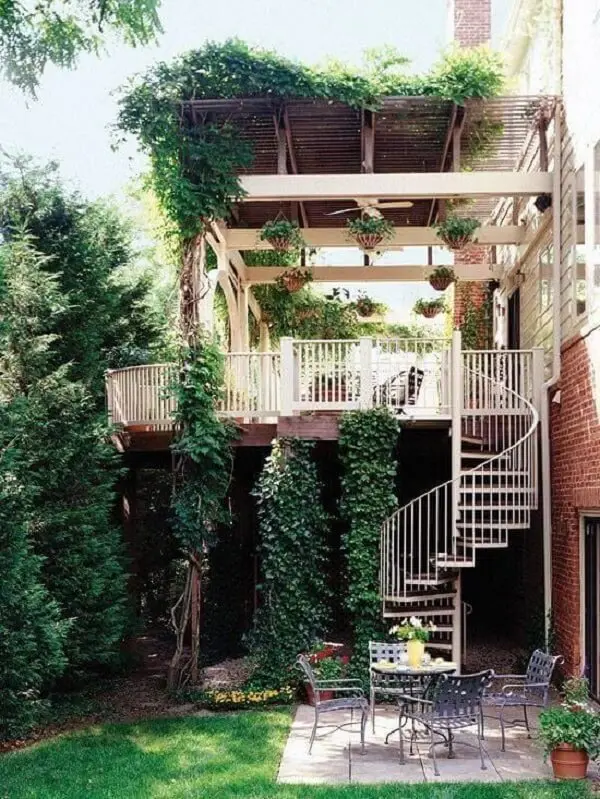 A escada caracol é ideal para casa de sobrado