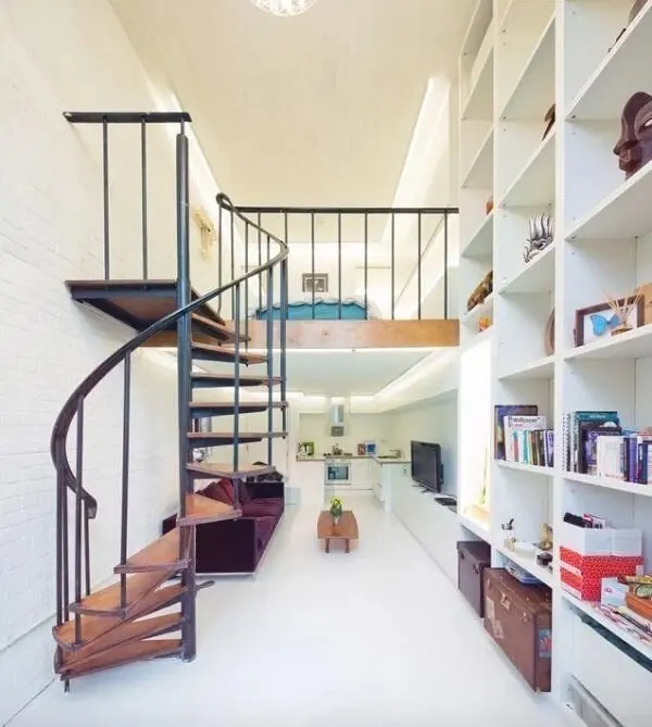 A escada em espiral é ideal para casa pequena com mezanino