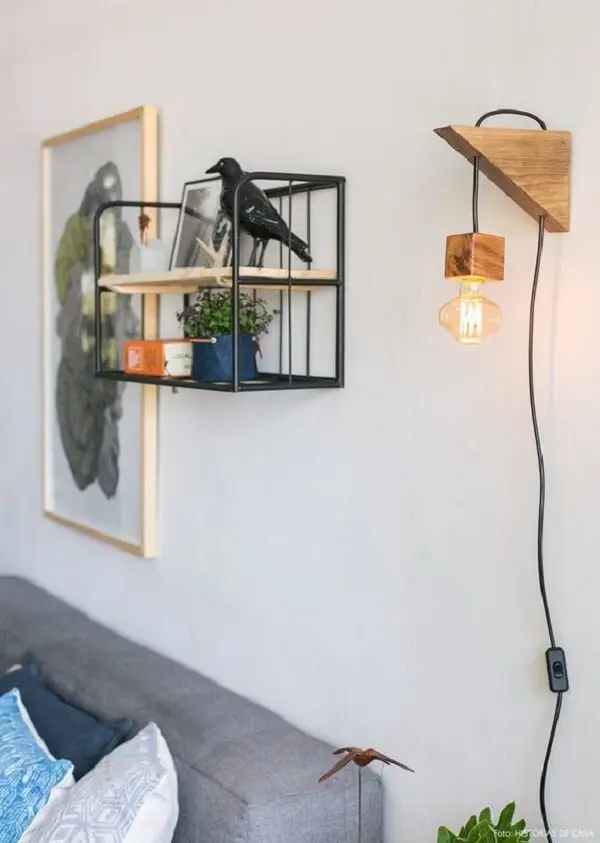 Arandela rústica de madeira traz um ponto de luz para a sala de estar