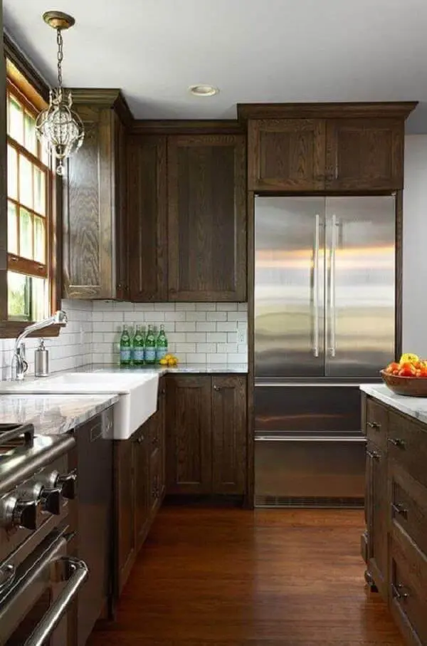 Armário de cozinha cor de madeira com tonalidade escura traz sofisticação ao ambiente