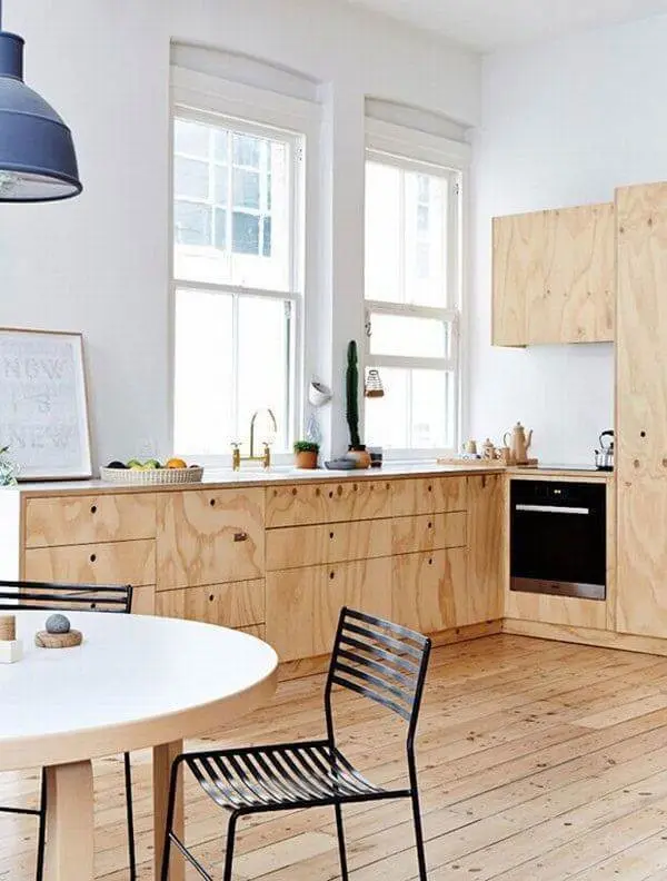 Armário de cozinha cor de madeira feito com marcenaria clara