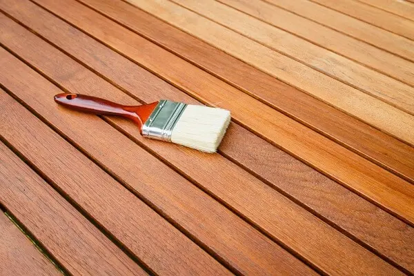 As diferentes cores de verniz para madeira ajudam a preservar sua superfície