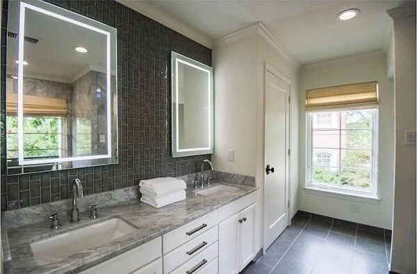 Banheiro compartilhado com espelho quadrado com led
