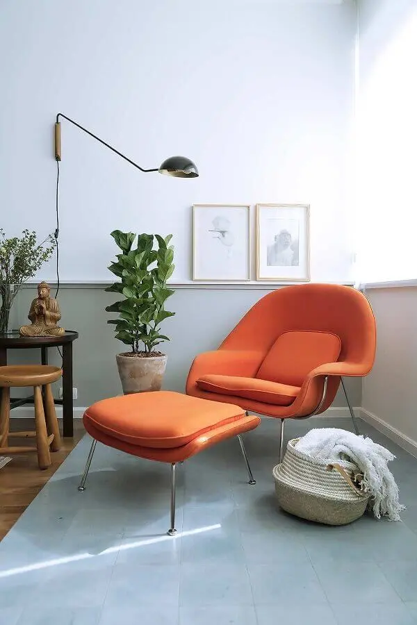 Cantinho de descanso decorado com poltrona confortável para leitura laranja Foto Casa de Valentina