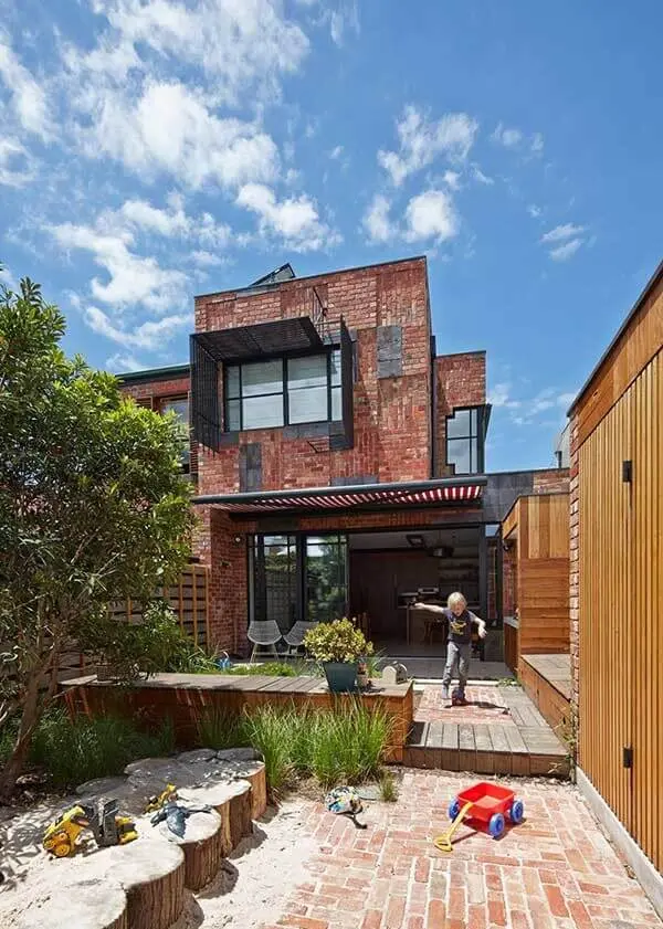Casa sobrado com arquitetura rústica feita com tijolos