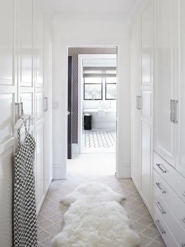 Closet com decoração clean e tapete shapyy branco