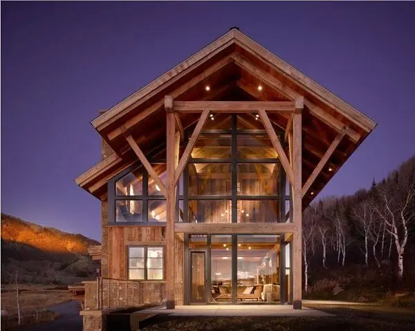 Cores de casas de madeira com parede de vidro formam uma arquitetura fantástica