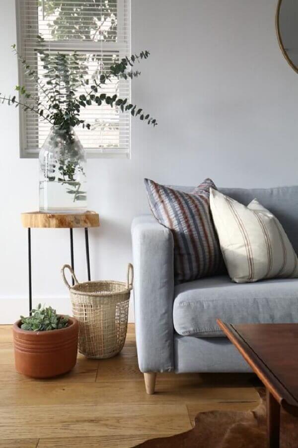 Decoração de sala simples com sofa cinza e mesa de apoio rustica Foto Effortless Composition Home Decor