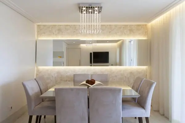 Decoração clean e sofisticada para sala de jantar com espelho de parede com led