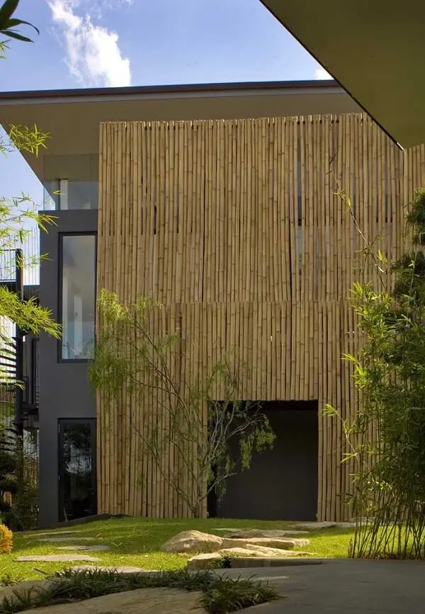 Decoração de muro externo com filetes de bambu