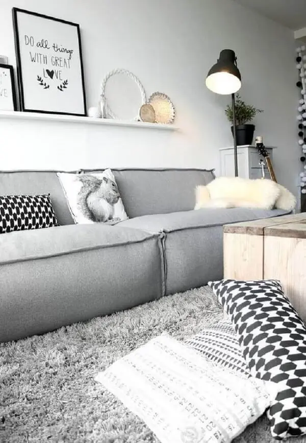 Decoração moderna para sala com sofá modular e tapete shaggy cinza
