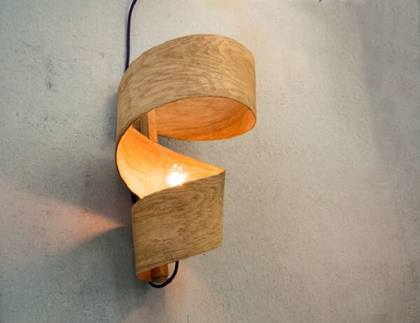 Design sofisticado de arandela de madeira para ambientes internos