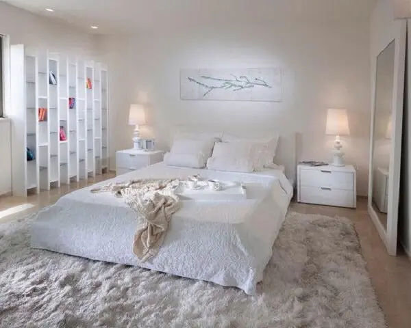 Dormitório clean com tapete shaggy fio de seda branco