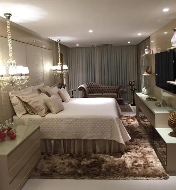 Dormitório elegante com tapete shaggy marrom